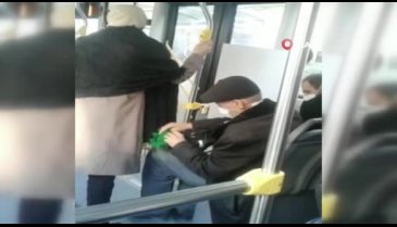 Bursa'da yaşlı adam otobüste örgü ördü