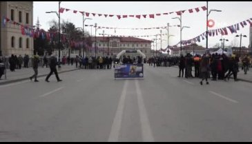 Dondurucu soğuğa dayanamadılar, kent meydanına soba kurdular