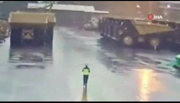 Endonezya'da üzerine yıldırım düşen güvenlik görevlisi sağ kurtuldu