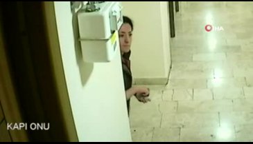 Gizli kamera komşuyu ele verdi! Bebek arabasına dışkı bıraktı...