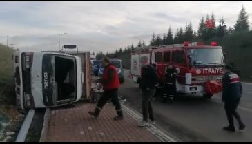 Kocaeli'de hurda yüklü kamyonet devrildi!