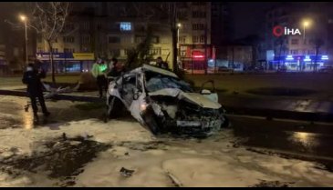 Kayseri'de kontrolden çıkan otomobil ağacı devirerek takla attı