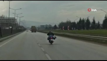 Bursa'da motosiklet üzerinde tehlikeli yolculuk kamerada