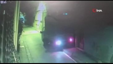 İstanbul'da kamyonet doğalgaz kutusuna çarptı!