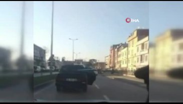 Bursa'da trafikte bantlı şekilde kapısı açık otomobil şaşırttı