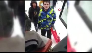Kızakla kayan çocukların isteği iç ısıttı