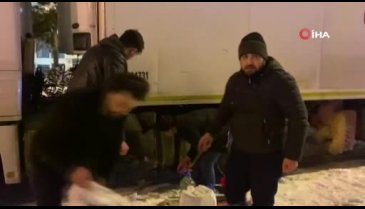 Kazada yola akan mazotu bidonlarla kurtarmaya çalıştılar