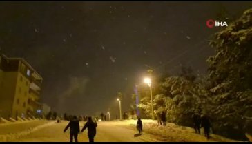Mahalle aralarını kayak pistine çevirdiler!