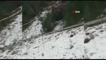 Sinop-Ayancık yolunda yaşanan heyelan kamerada