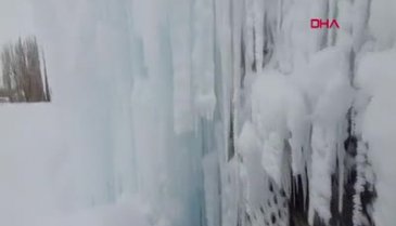 Patlayan borudan fışkıran su 'buz dağı' oluşturdu
