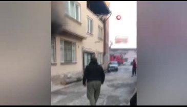 Bursa'da yanan evden canlarını son anda kurtardılar