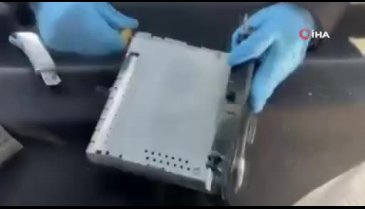 Uyuşturucuyu aracın teybine gizlemişler