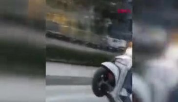 İstanbul Beyoğlu'nda kuryenin motosikletle tek teker yolculuğu