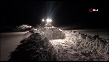 Dozerlerle 2 metrelik kar kalınlığı açılmaya çalışılıyor