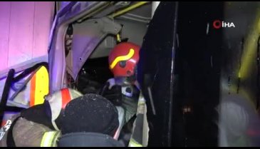 Bursa'da minibüs tırla çarpıştı! Yaralılar var