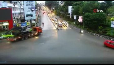 Freni boşalan kamyon kırmızı ışıkta bekleyen araçları biçti: 4 ölü, 22 yaralı