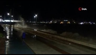 İzmir'de fırtına sebebiyle deniz taştı