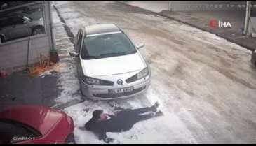 Bursa'daki çaycı gencin buzla imtihanı