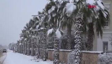 Antalya'ya yıllar sonra kar yağdı
