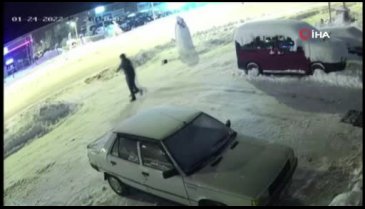 Yozgat'ta kardan adamı önce dövdüler ardından şapkasını çaldılar