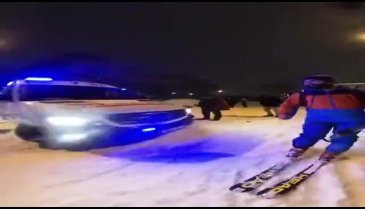 İstanbul Avcılar'da bir mahalleden diğerine kayakla gitti