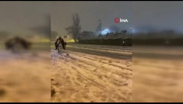 İstanbul'da yollar kapanınca atla gezmeye çıktı
