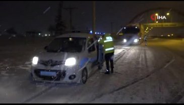 Karayolları kar ve tipi nedeniyle tırlara kapatıldı