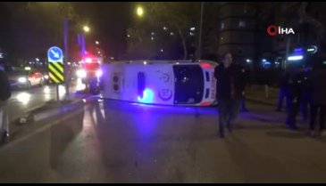 İzmir'de otomobil ile çarpışan ambulans yan yattı