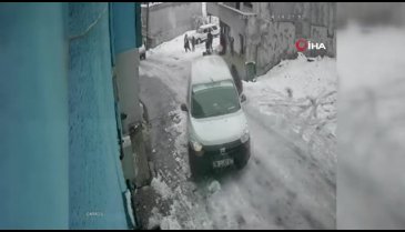 Bursa'da yolda kayan araç ev ile yol arasındaki boşluğa düştü
