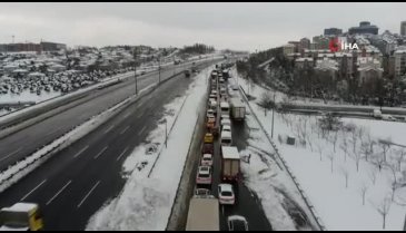 İstanbul Hadımköy istikametinde oluşan trafik yoğunluğu havadan görüntülendi