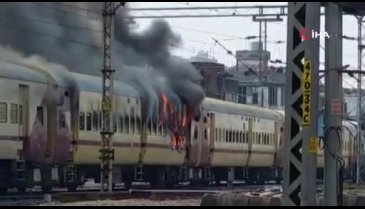 Hindistan'da öğrenciler treni ateşe verdi