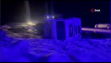Bursa'da tır şarampole devrildi, 10 ton süt yola döküldü