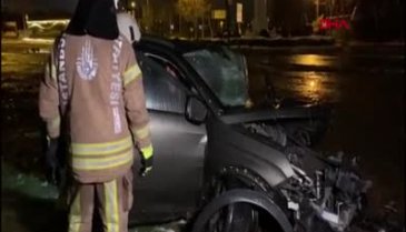 İstanbul Tuzla'da otomobil iş makinasına çarparak durabildi: 2 yaralı&nbsp;