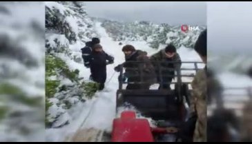 Bursa'da gençlerden ilginç yöntem! Önce buzlu rampada kızakla kaydılar sonra...