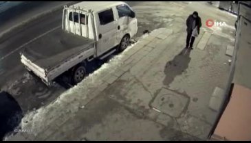 Sokak hayvanları için bırakılan mamayı çaldı