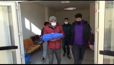 Karnında ölen bebeği için ameliyatlı halde mezarlığa geldi