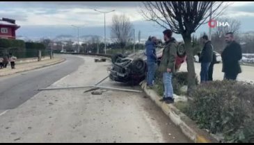 Bursa'da otomobil aydınlatma direğine çarpıp takla attı