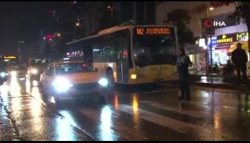 İETT otobüsü kamyona arkadan çarptı