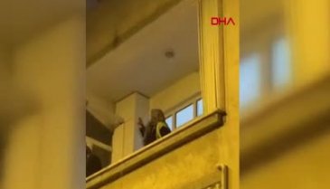 İstanbul'da balkonda çılgınca dans eden kadın kamerada