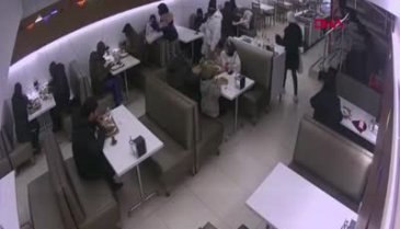 İstanbul'da yabancı uyruklu kadının çantasını çalan hırsızlar kamerada