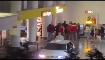 Akaryakıt istasyonu çalışanlarıyla sürücüler arasında kavga