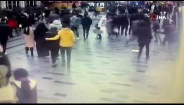 Taksim'de parfüm almak istemeyince başında şişe kırdılar