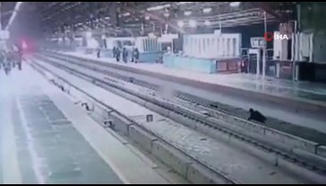 Hindistan'da telefonuyla oynarken rayların üzerine düştü