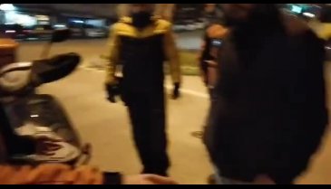 Bursa'da motosikletli kurye aniden önüne çıkan aracın altına girdi