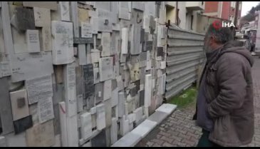 Bursa'da evinin duvarlarında yüzlerce şiir var hiç birini silmiyor