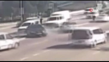 Bursa'da karşıya geçmek isterken 9 aracı birbirine soktular