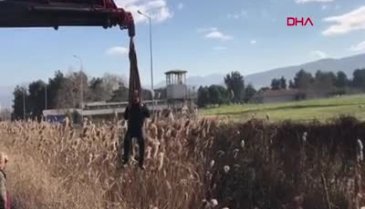 Bursa'da düşen otomobile oturduğu halatla ulaştı
