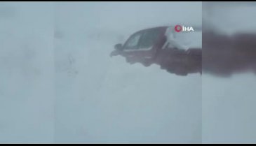 Bursa'da kar altında kalan araçlar kurtarıldı