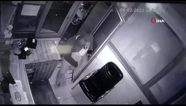 Bursa'da hırsızın cesareti şaşırttı: Görevli uyanınca kaçtı