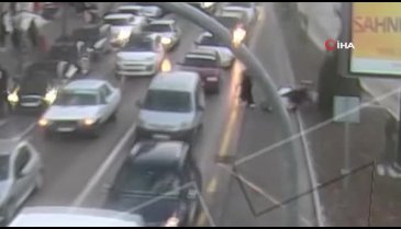 Isparta'da yaya, kendisine çarpan motosikletlinin yardımına koştu